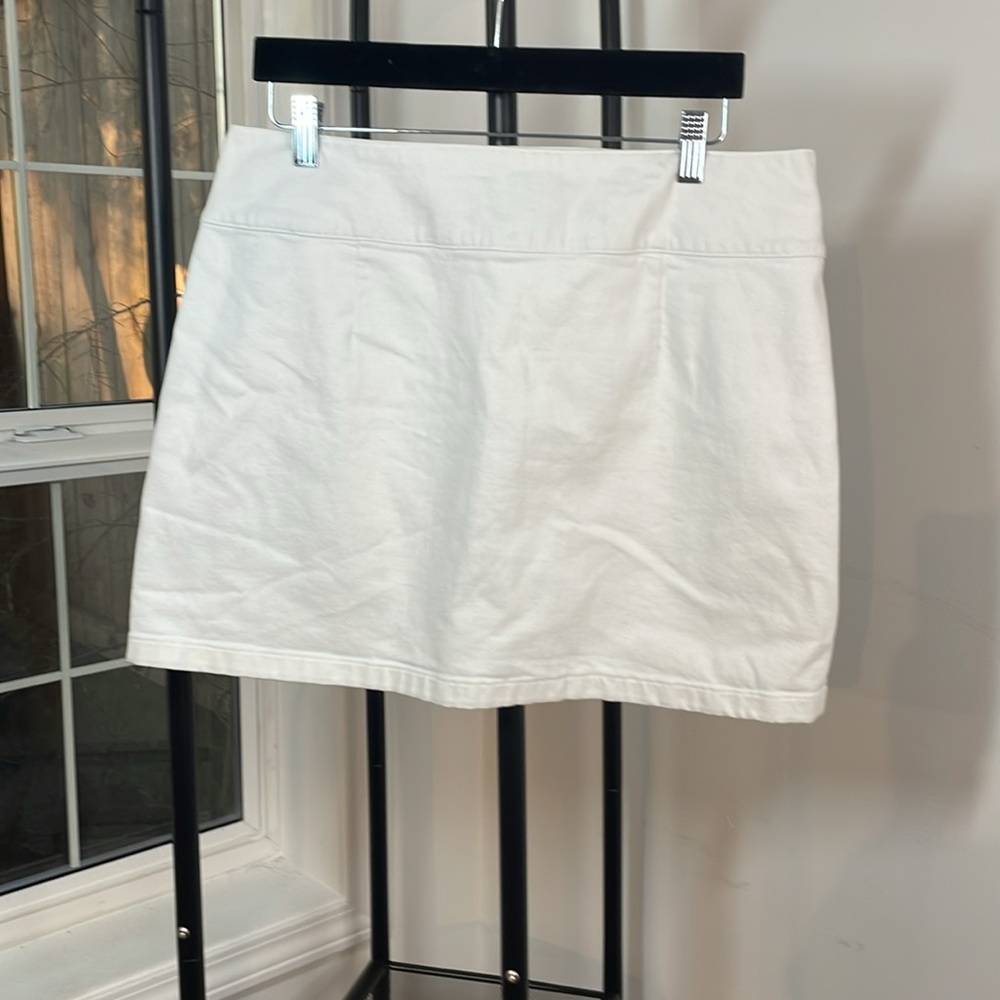 Alice + Olivia White Button-Detail Mini Skirt - Picture 3 of 8